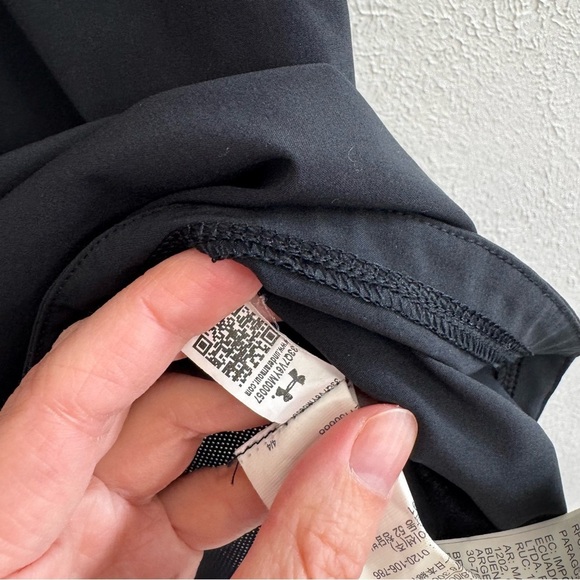 Under Armour Accelerate Black Slit Back Top Size Medium - Picture 6 of 9